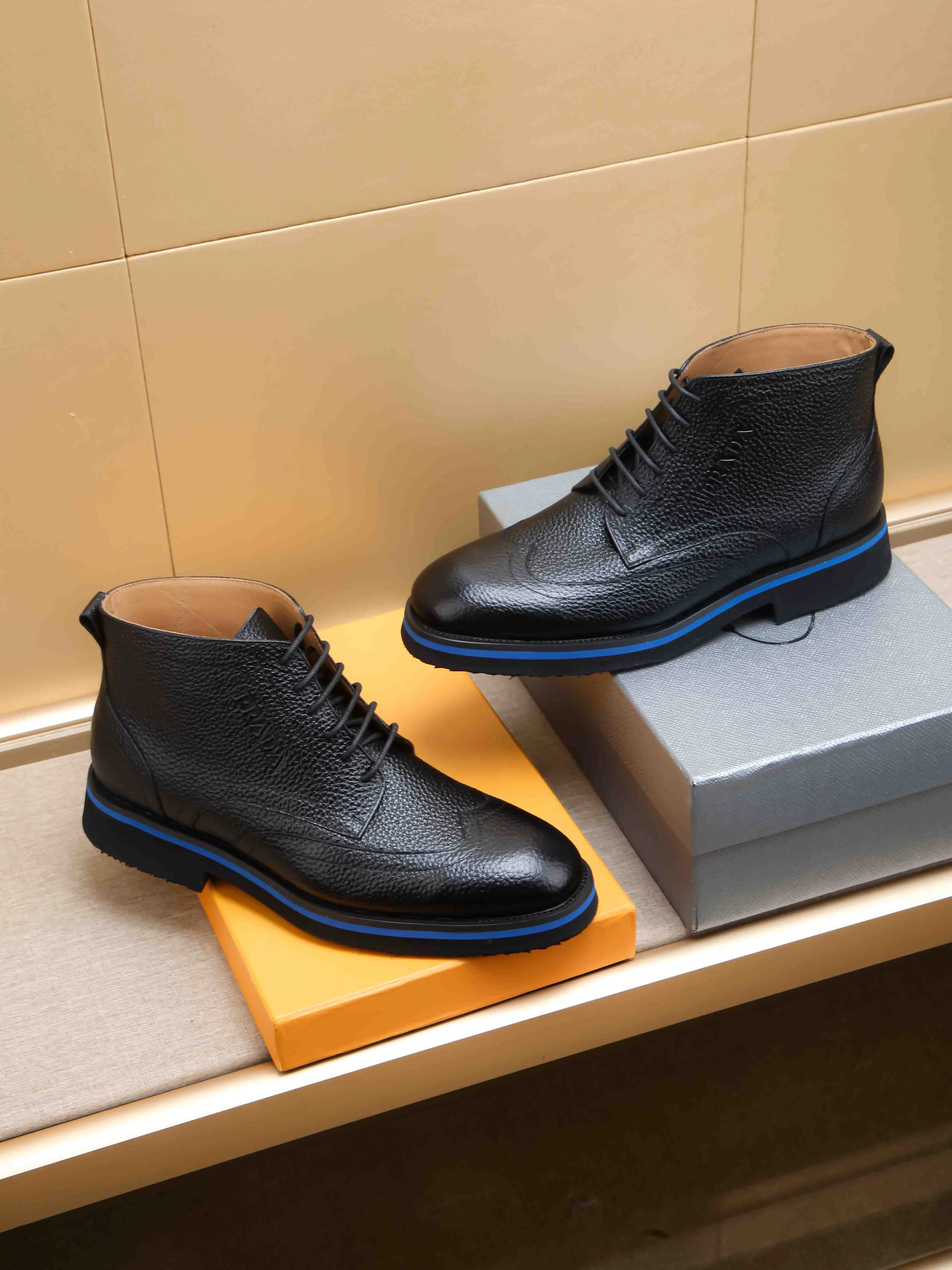 Men's shoes 💰620 💰 PRADA*——◾ Prada~Thick-soled men's shoes, original single-level perfect boutique, brogue style men's formal casual leather shoes, luxurious materials, imported cowhide, with water-dyed cowhide lining, 4.5cm increased PU foam lightweight outsole, perfectly restore the original classic, purchase the original 1:1 accurate replica, welcome all comparisons 🆚, the design is full of modernity, versatile and fashionable urban men! Size: 39-44 (38.45.46.47 customized)